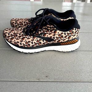 Brooks women Adrenaline 20 size 9 excellent condition.